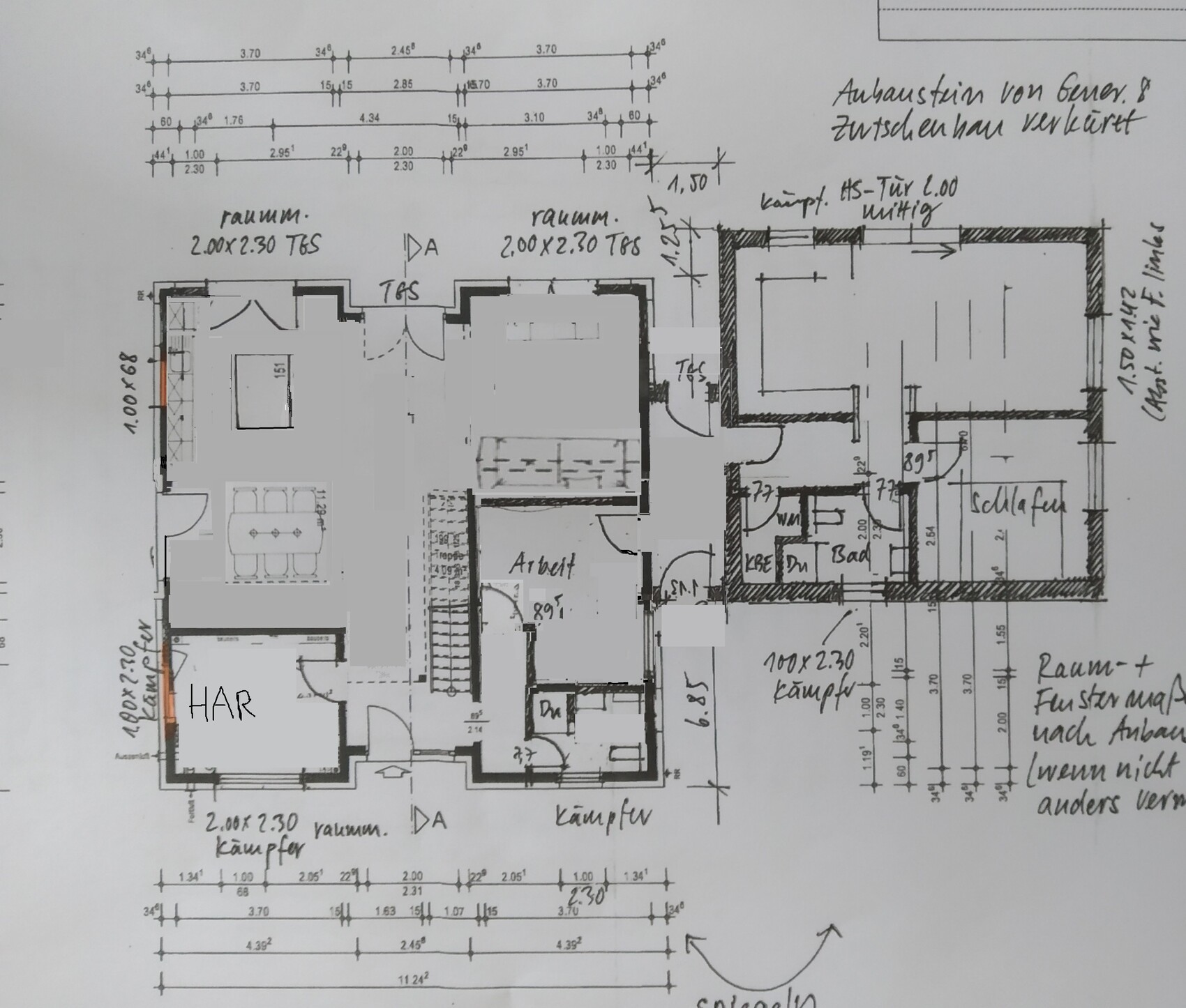 Handgezeichneter Grundriss eines Hauses mit Küche, Bad, Schlaf- und Arbeitszimmer.
