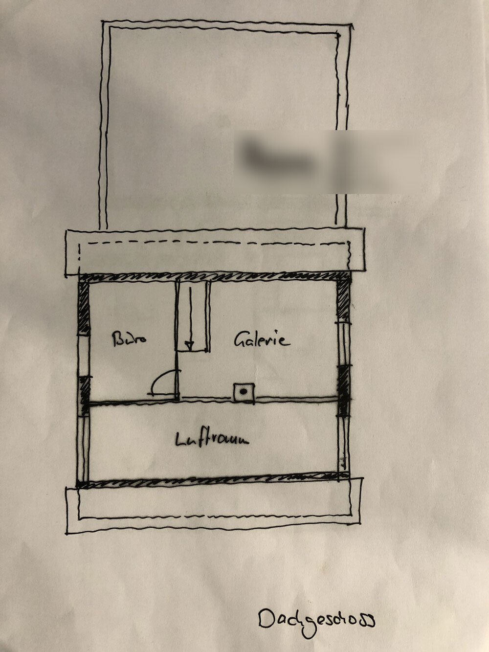 Handgezeichnete Grundriss-Skizze eines Dachgeschosses mit Büro, Galerie und Luftraum.