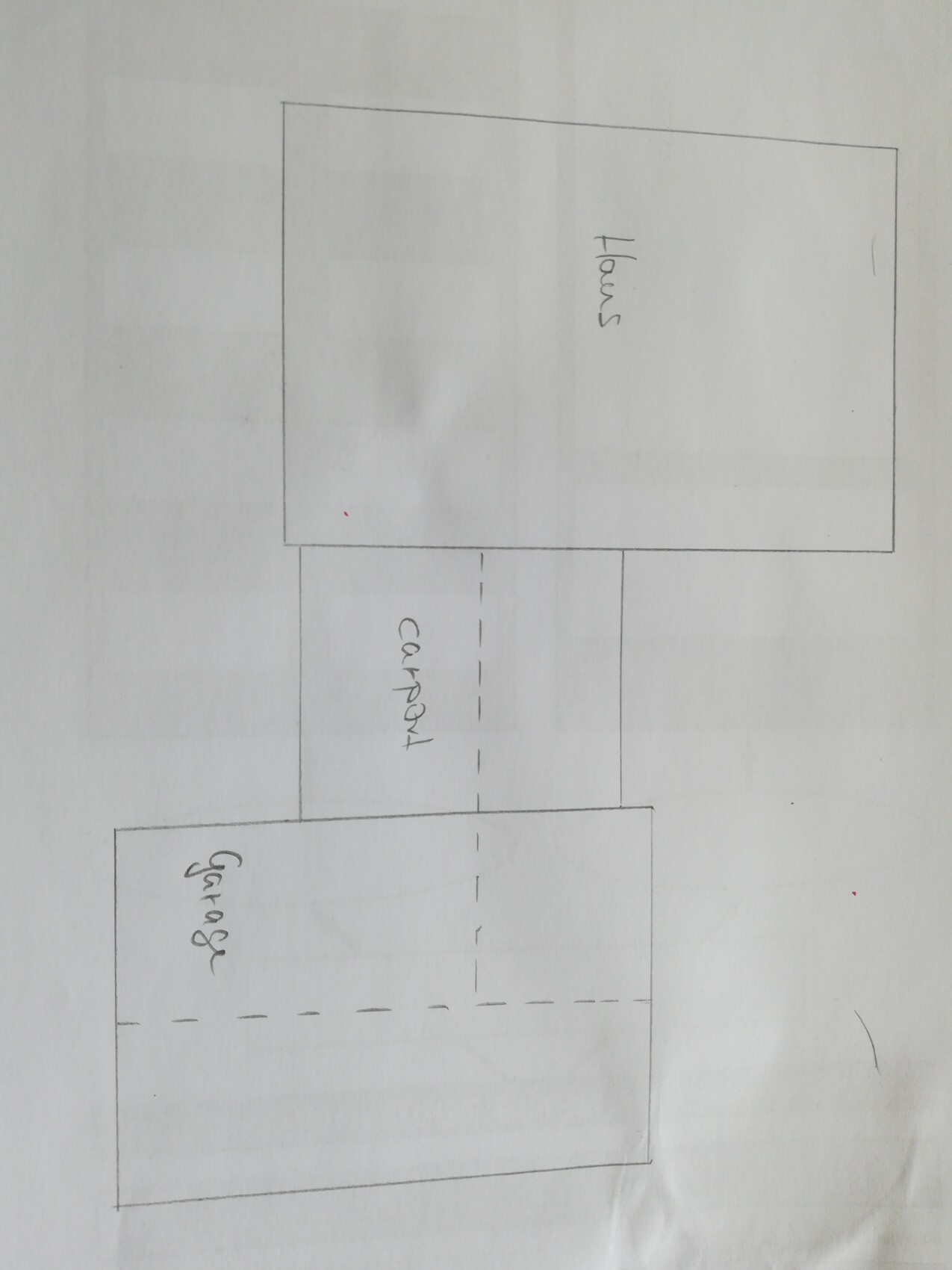 Skizze eines Hauses mit Carport dazwischen und Garage unten; Grundriss mit Innenlinien.