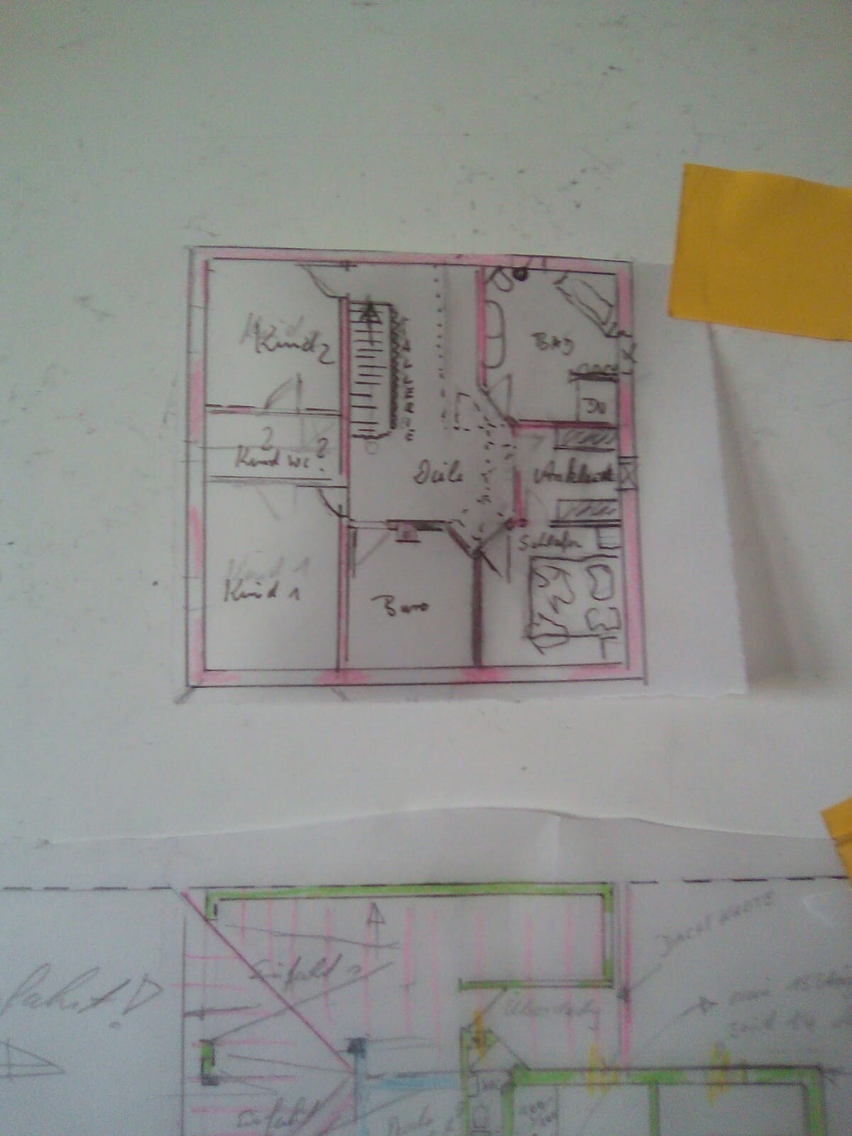 Handgezeichneter Haus-Grundriss mit mehreren Zimmern, pinker Rand auf Papier.