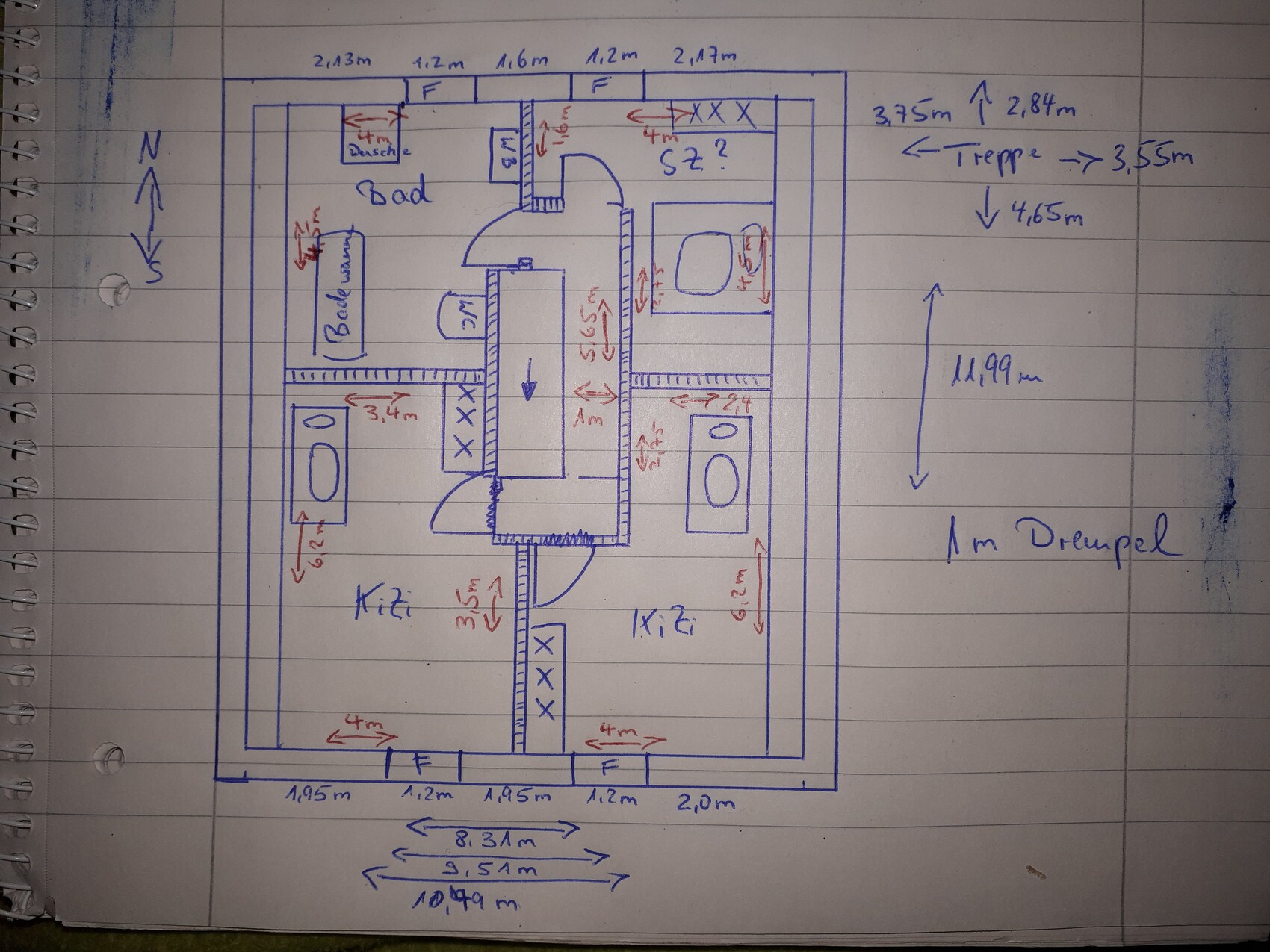 Handgezeichnete Grundriss-Skizze eines Wohnraums mit Zimmern, Türen, Treppe und Maßangaben.