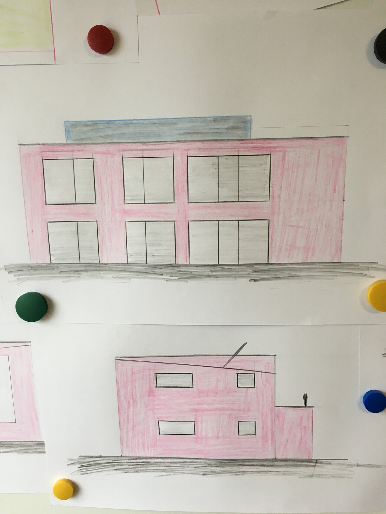 Skizze eines pinken Gebäudes mit vielen Fenstern über einer grauen Straße