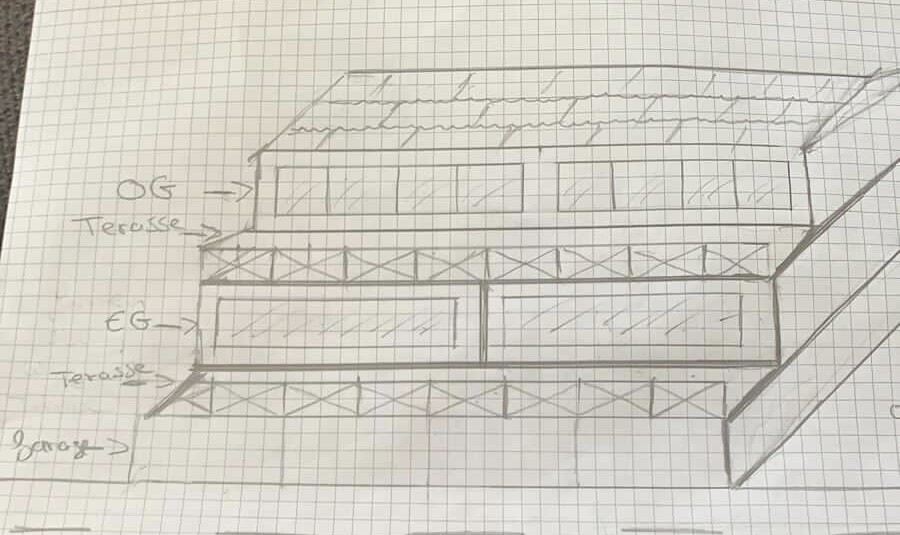 Skizze eines dreistöckigen Gebäudes mit Terrassen, Geländern und großen Fensterfronten.