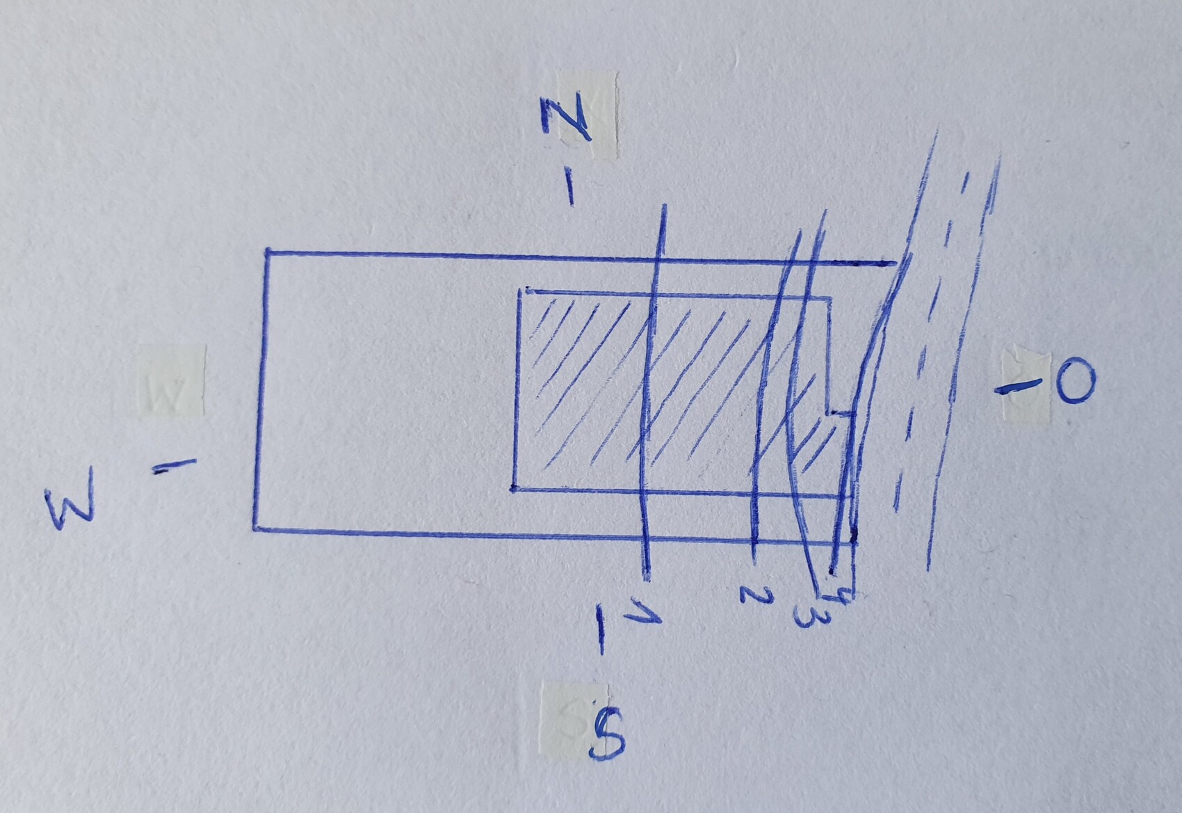 Skizze-Plan-Grundriss eines Gebaeudes mit Orientierung N S W O