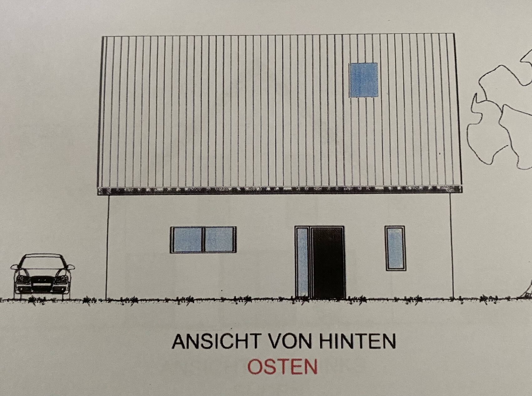 Ansicht von hinten: zweistöckiges Haus mit großem gestreiftem Dach, blauen Fenstern und Auto links.