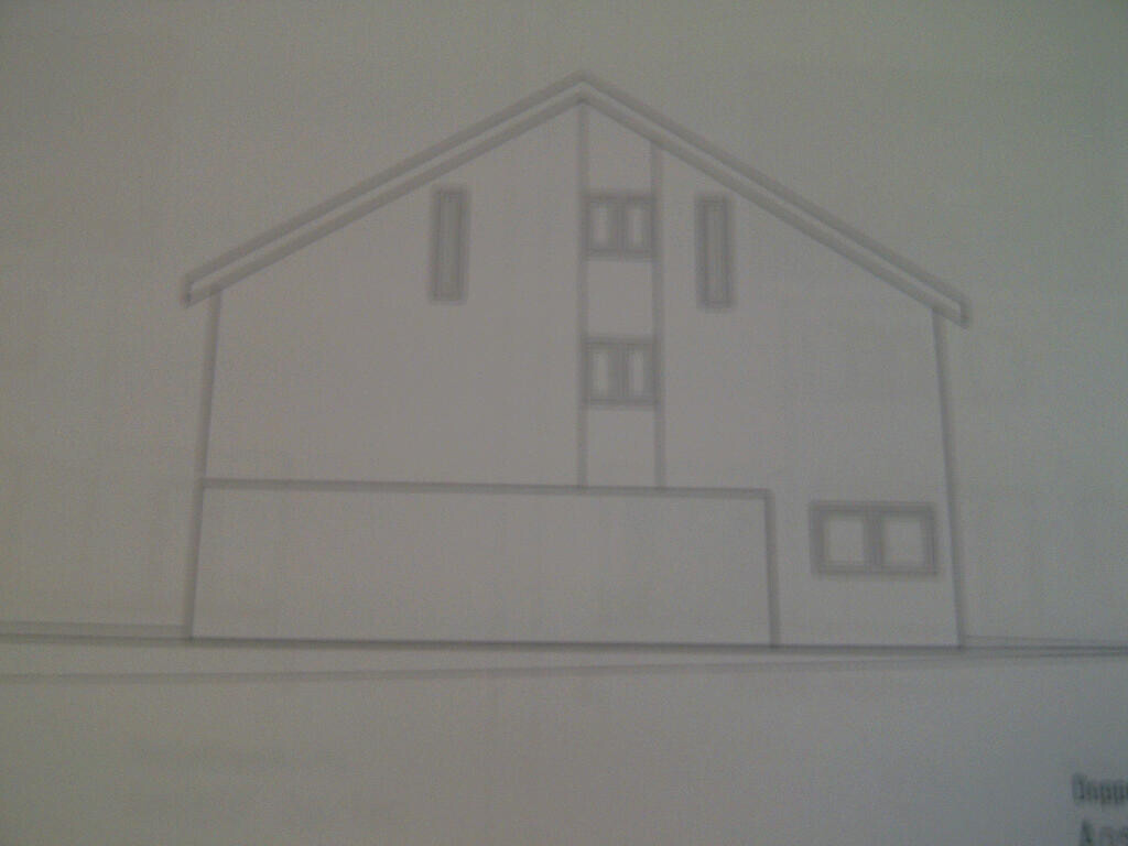 Schlichte architektonische Hausansicht mit Dach, Fenstern und Garagenbereich als Zeichnung