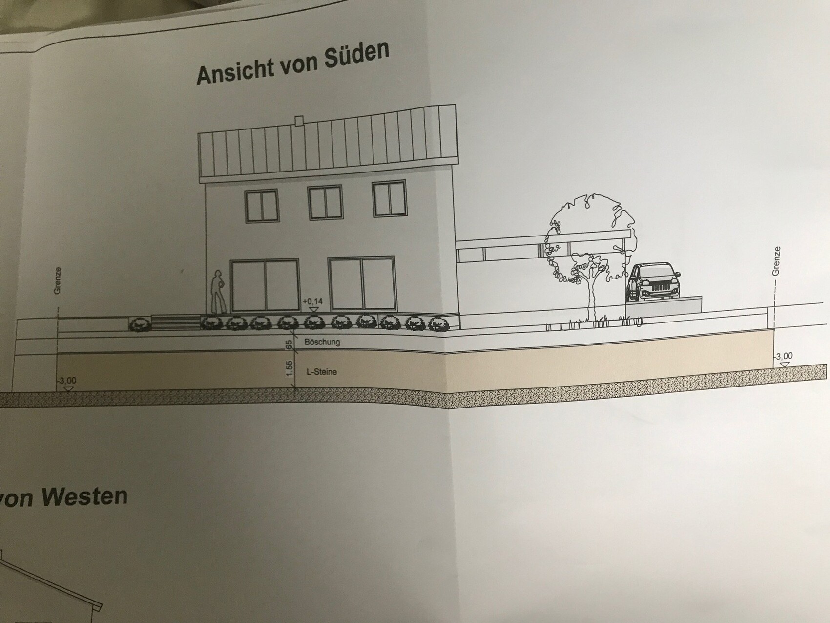 Ansicht von Süden: zweistöckiges Haus mit Terrasse, Garten und geparktem Auto in der Einfahrt.