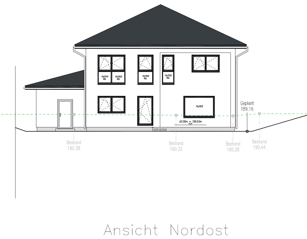 Nordostansicht eines zweistöckigen Hauses mit Terrasse, Fenstern und Tür