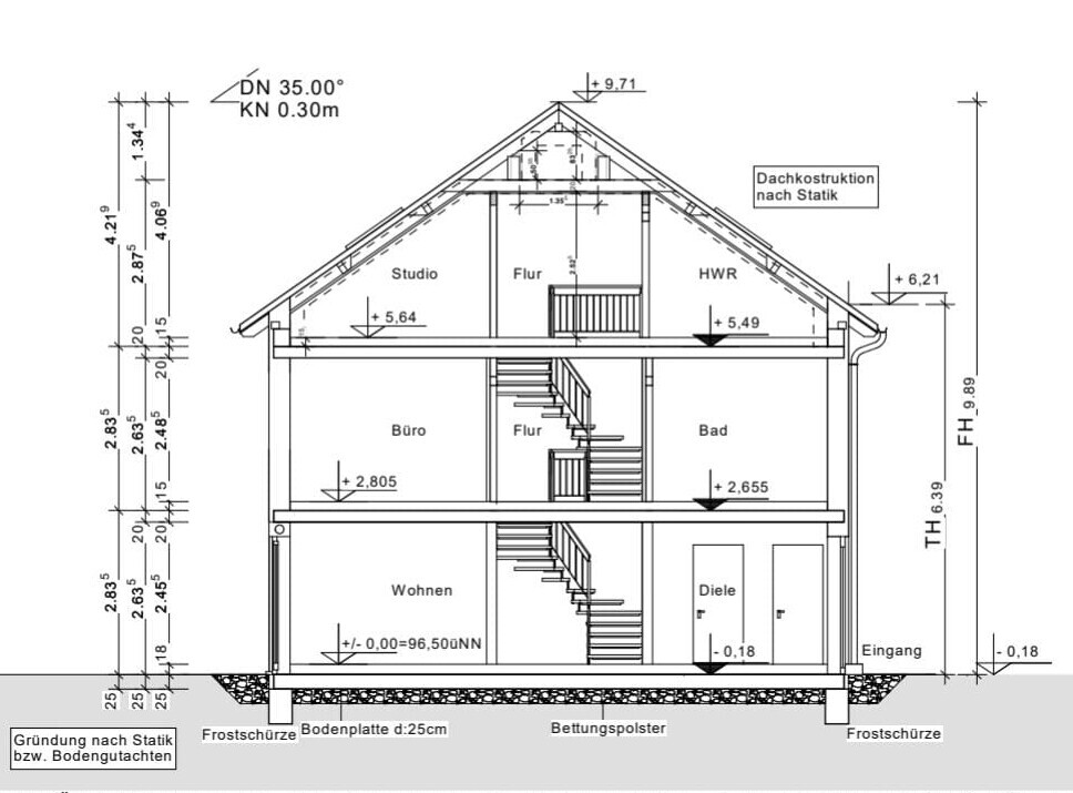 Schnitt durch dreigeschossiges Haus mit Treppe; Raeume: Wohnen, Buero, Studio, Bad, Flur.