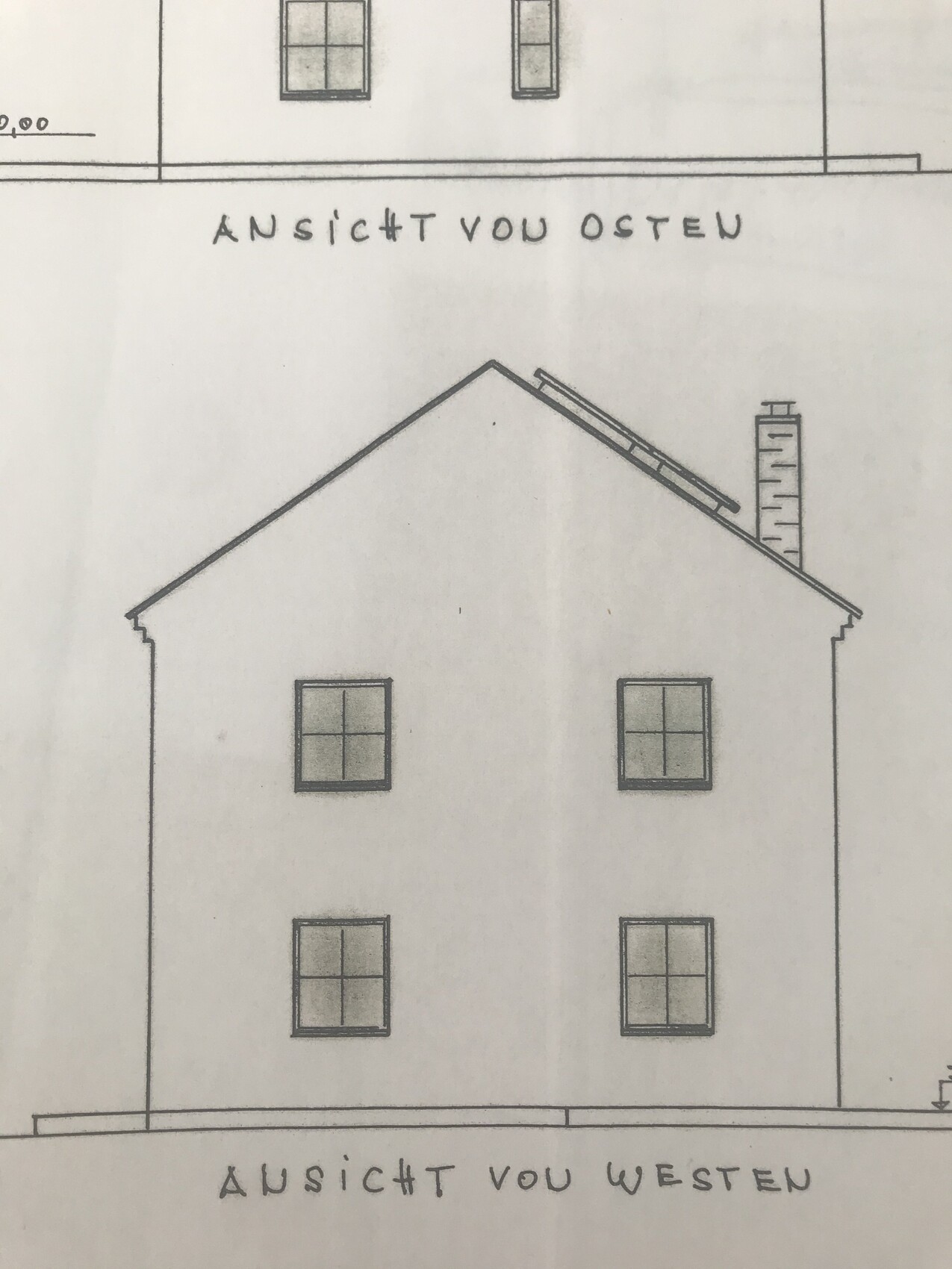 Zweistöckiges Haus mit Schrägdach, Kamin rechts; Ost- und Westansicht, je zwei Fenster.