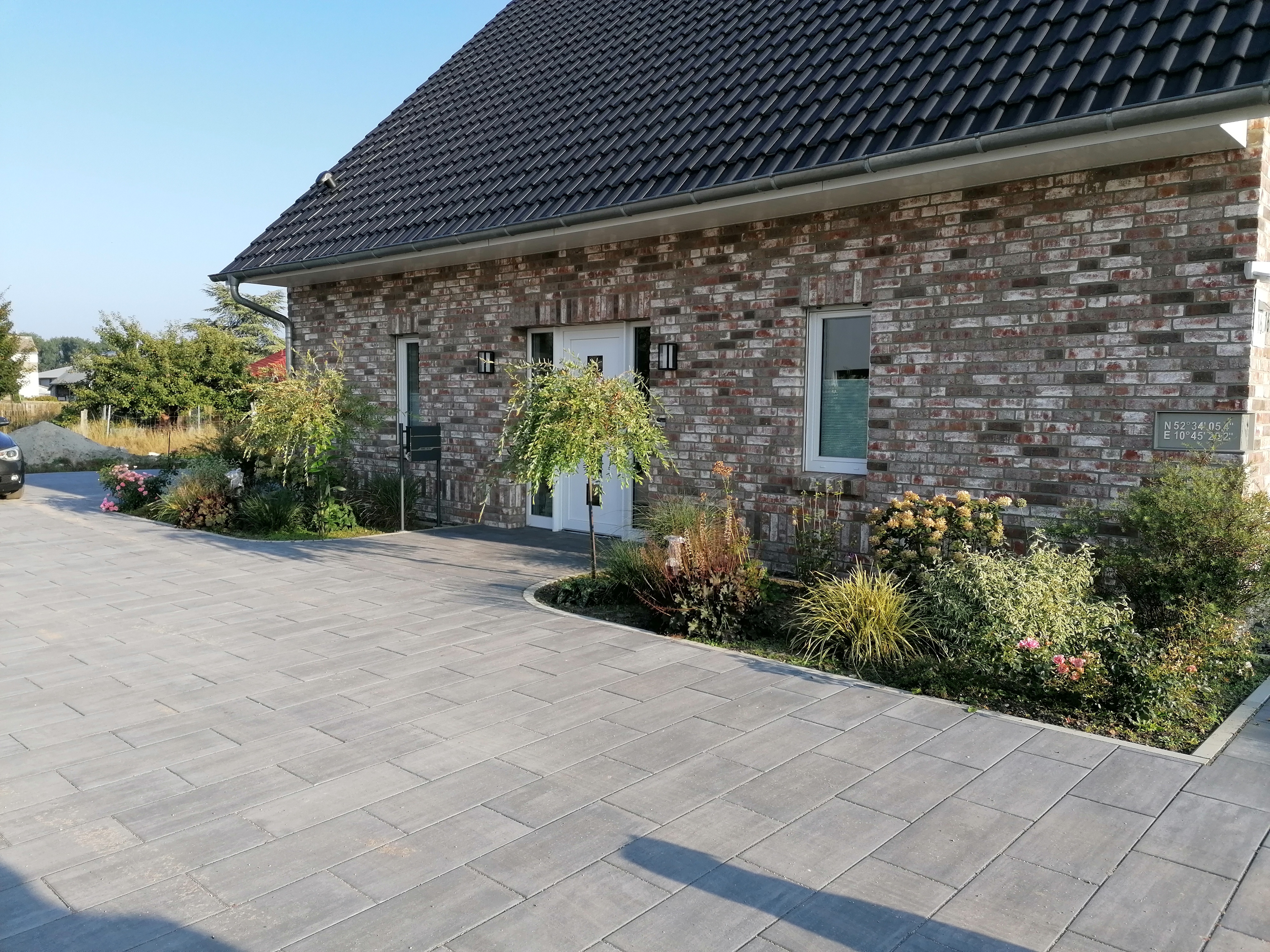 haus-aussenansicht-backstein-wand-terrasse-garten-einfahrt.jpg