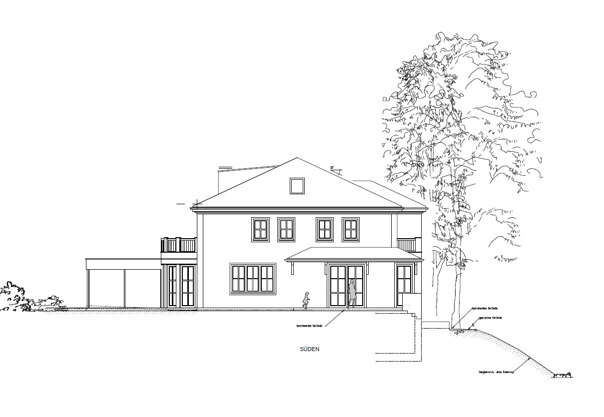 Zweistöckiges Haus mit Vordach, Balkon, Garage links, Person am Eingang, Bäume rechts.
