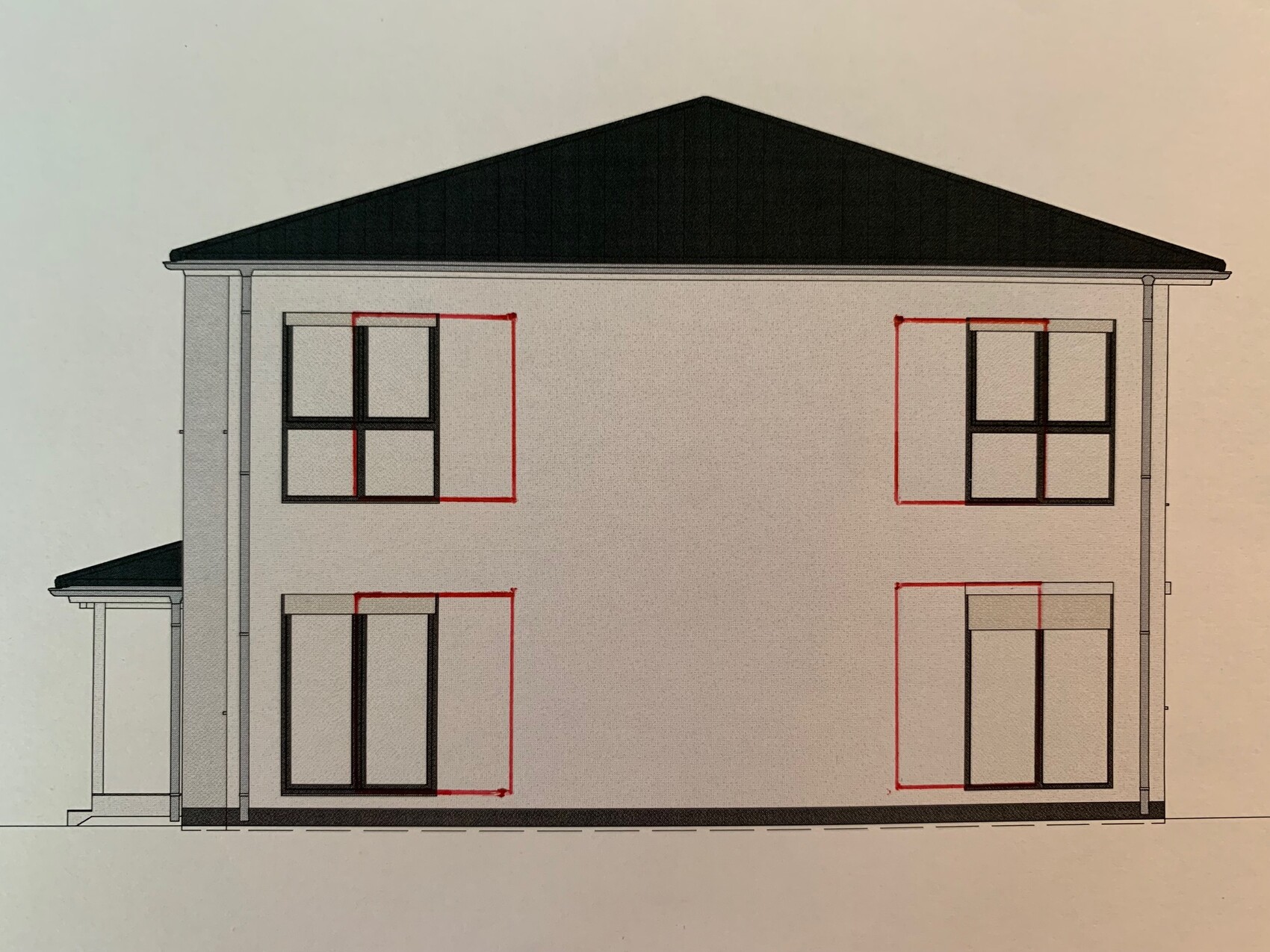 Zweistöckiges Haus mit Satteldach; seitliche Fassade, vier Fenster, rote Markierungen um Fenster.