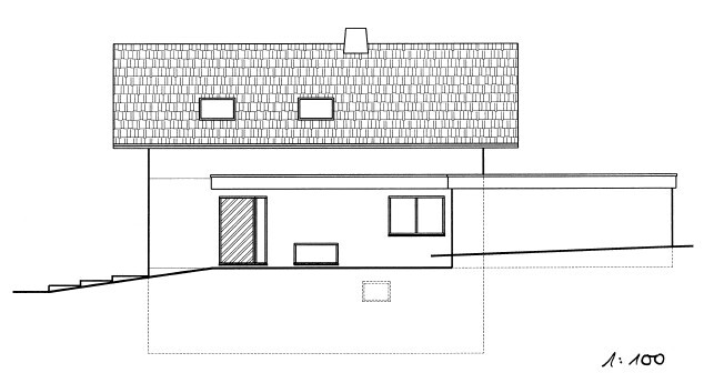 Architektonische Zeichnung eines Hauses auf geneigtem Gelände mit Satteldach, Tür und Fenstern.