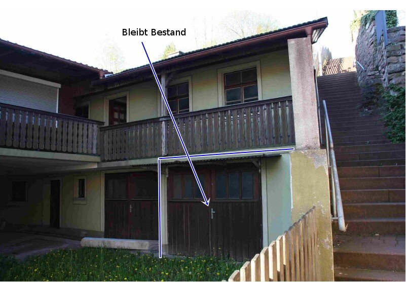 Außenansicht eines zweistöckigen Hauses mit Garage und Balkon