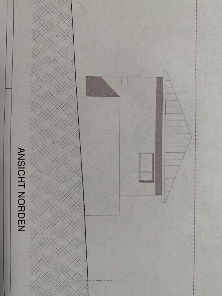 Nordansicht eines Hauses mit Satteldach, kleinem Fenster und Eingangstür.