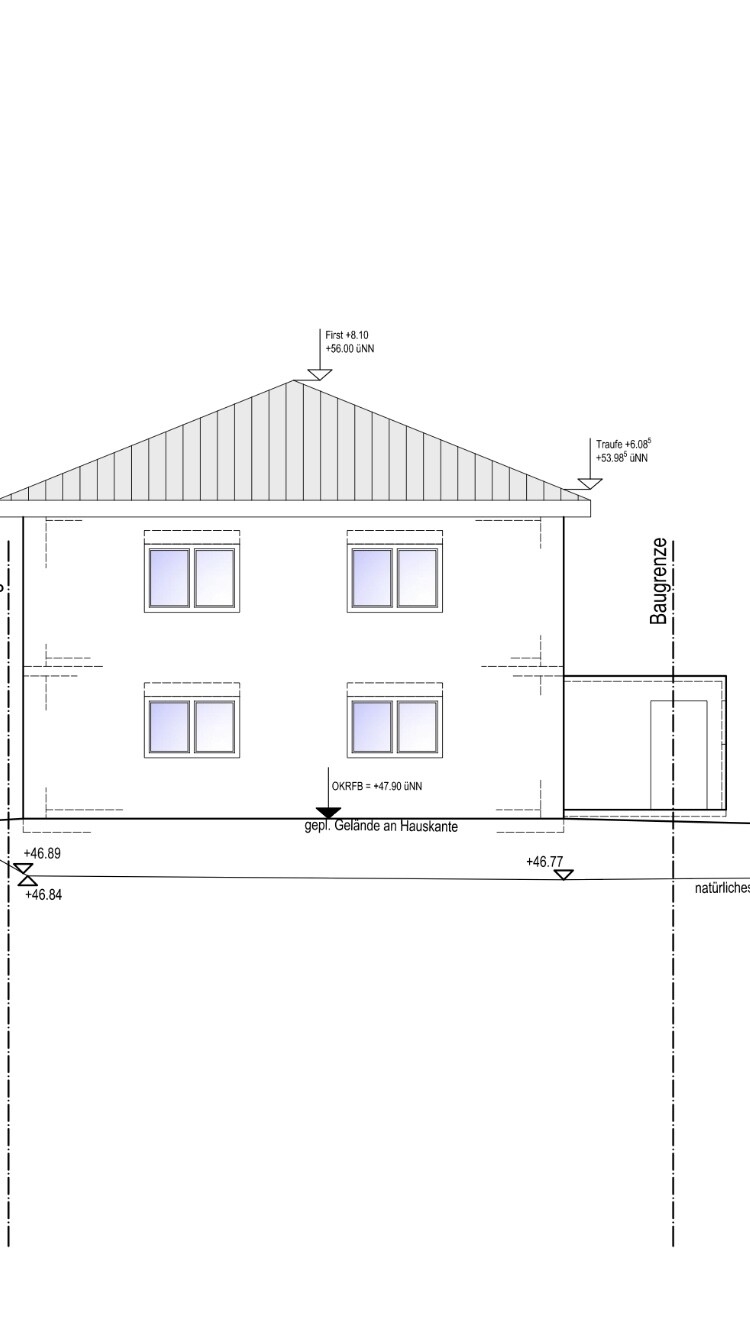 Architekturzeichnung einer Hausfassade mit Satteldach, Fenstern und Grundstücksgrenze