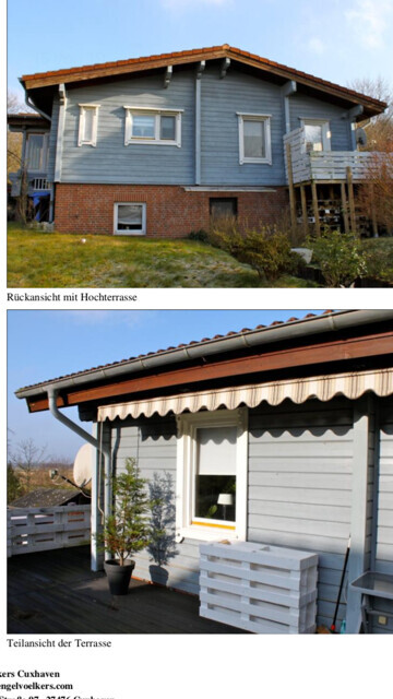 Außenansicht eines blauen Hauses mit Terrasse und Balkon.