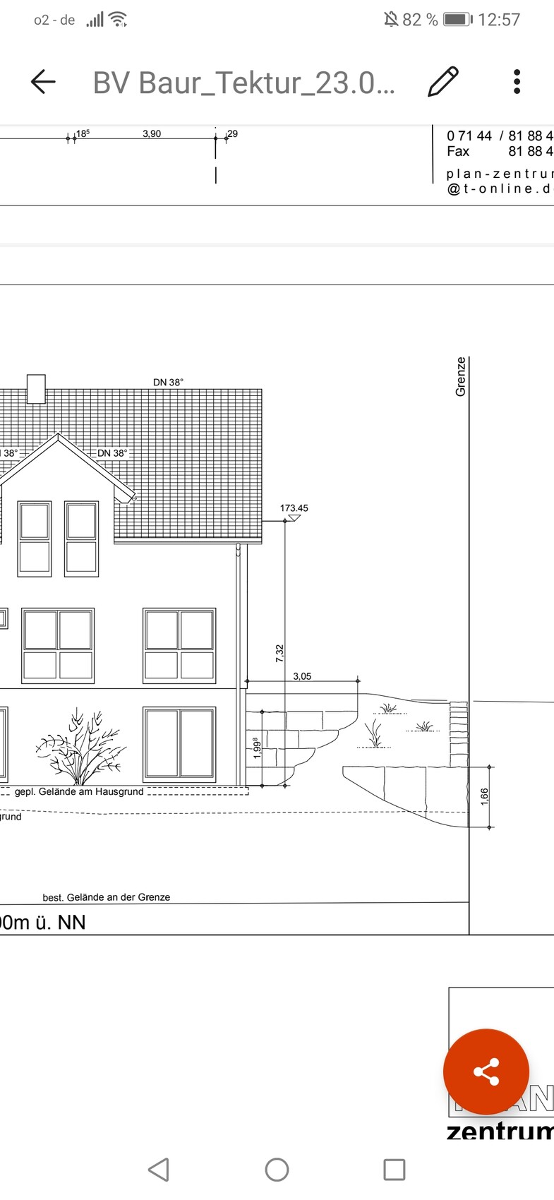 Architekturplan: Zweistöckiges Haus mit Satteldach, Fenstern, Terrasse und Geländeprofil.