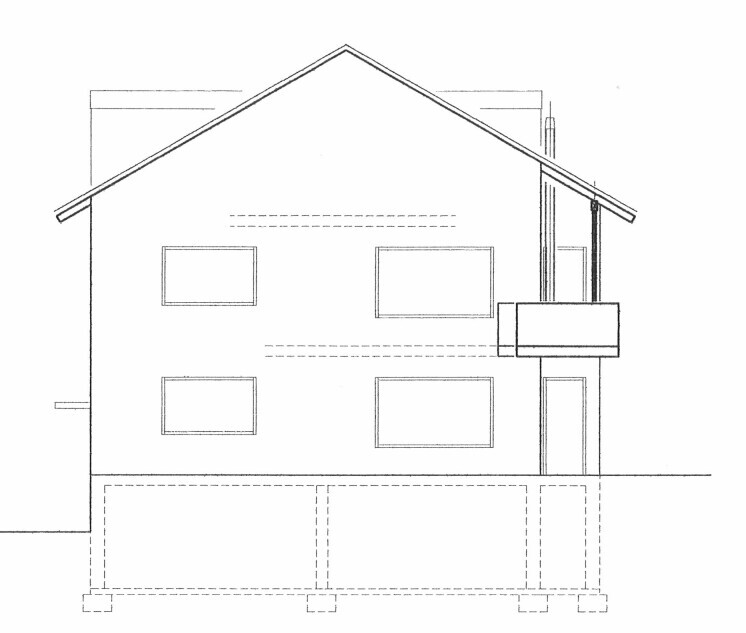 Architektonische Zeichnung eines zweistöckigen Hauses mit Satteldach, Fenstern und Balkon rechts.