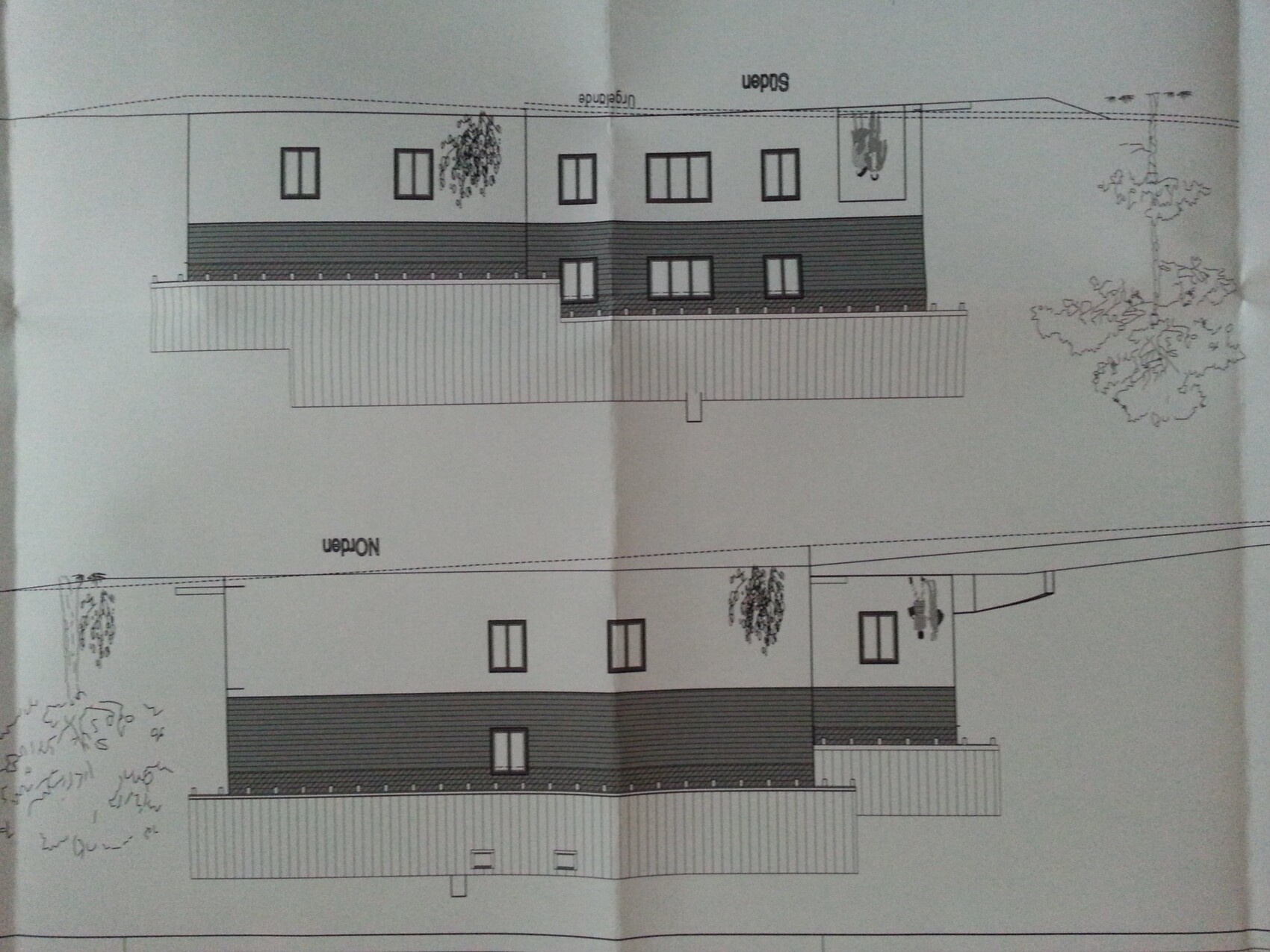 Außenansicht eines modernen Einfamilienhauses mit Terrasse, zwei Elevationen