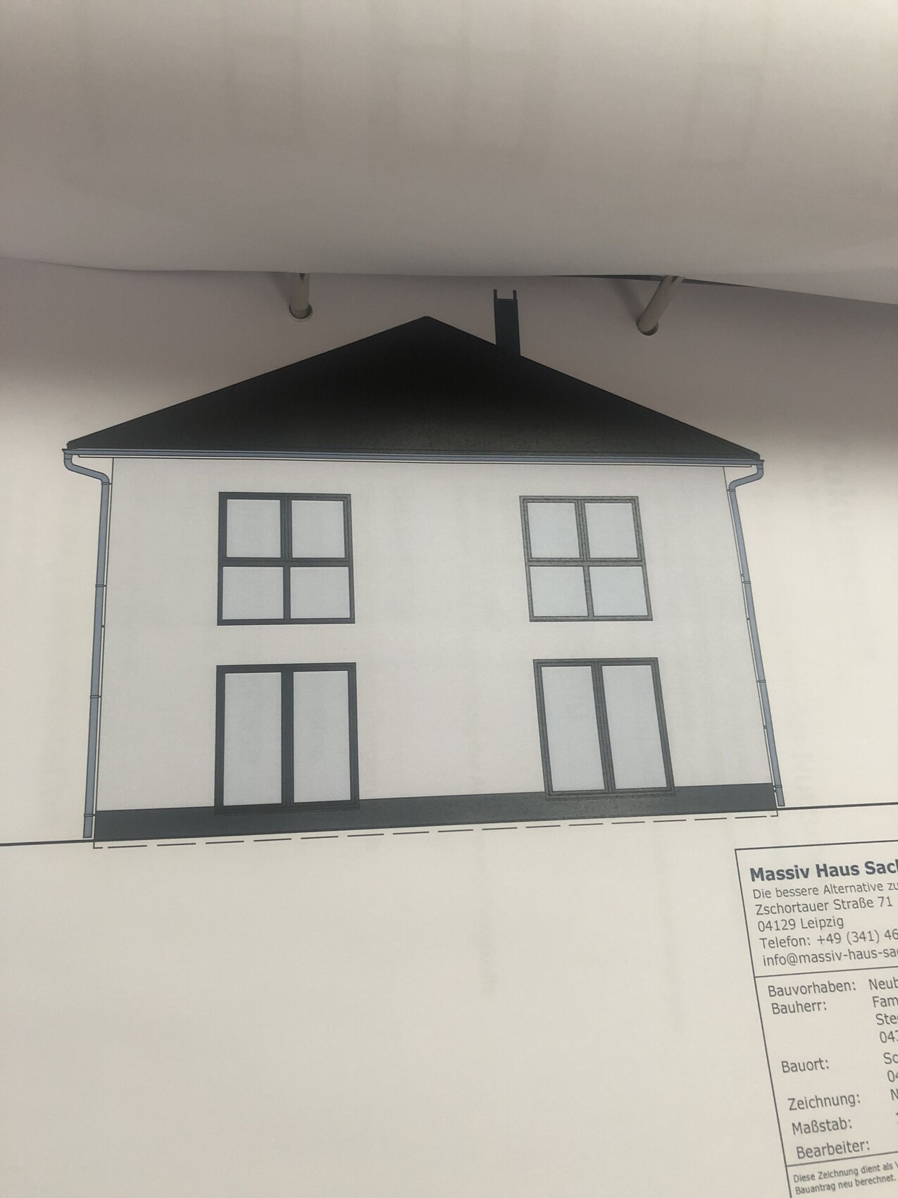 Zweistöckige Haus-Skizze mit dunklem Satteldach, weißen Wänden, Fensterfronten und Türen.