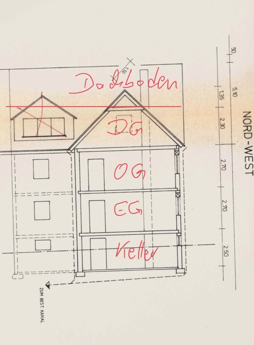 Architekten-Schnitt eines mehrstöckigen Hauses mit DG, OG, EG und Dachgeschoss; Maßlinien rechts.
