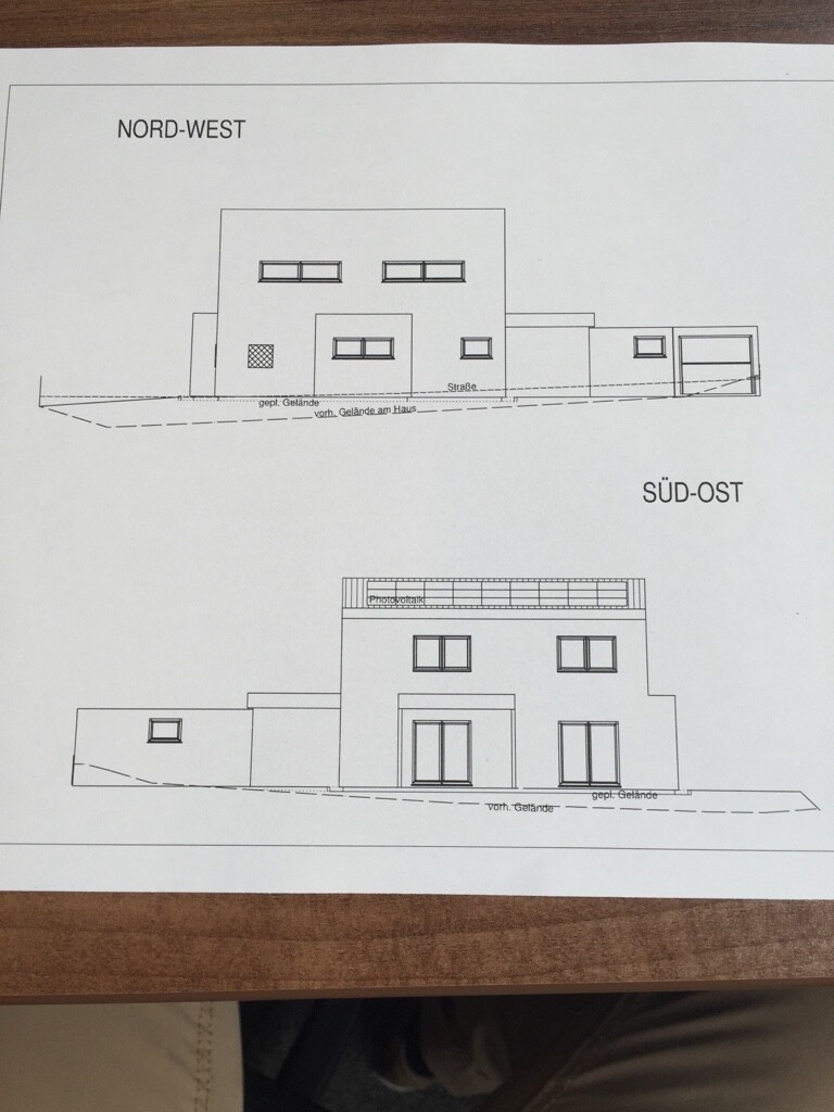 Moderne Hauszeichnung mit Nordwest- und Südost-Ansichten eines Hauses.