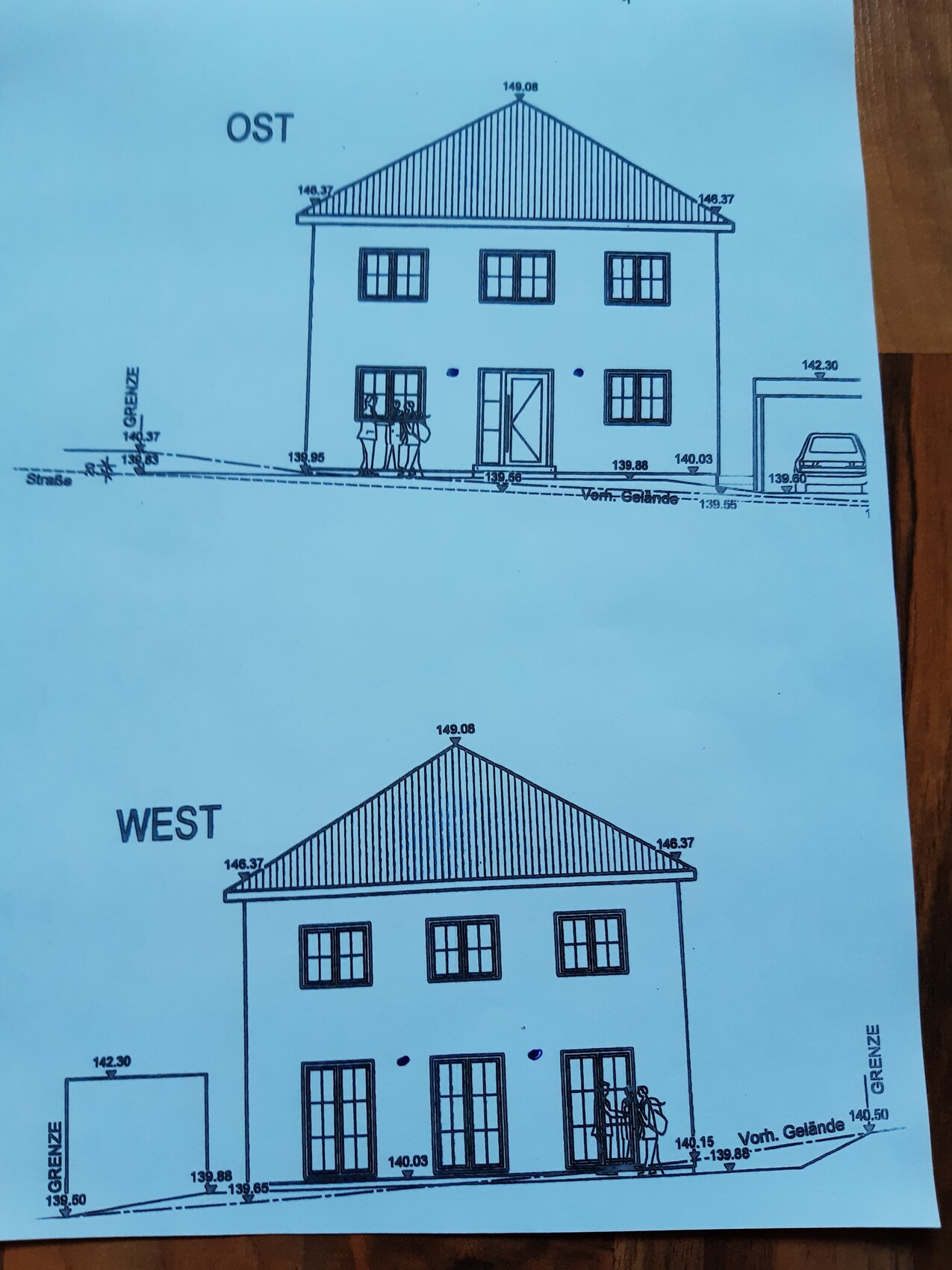 Zweistöckiges Haus mit Satteldach; Ost- und Westansicht, Fenster, Tür und Garage.