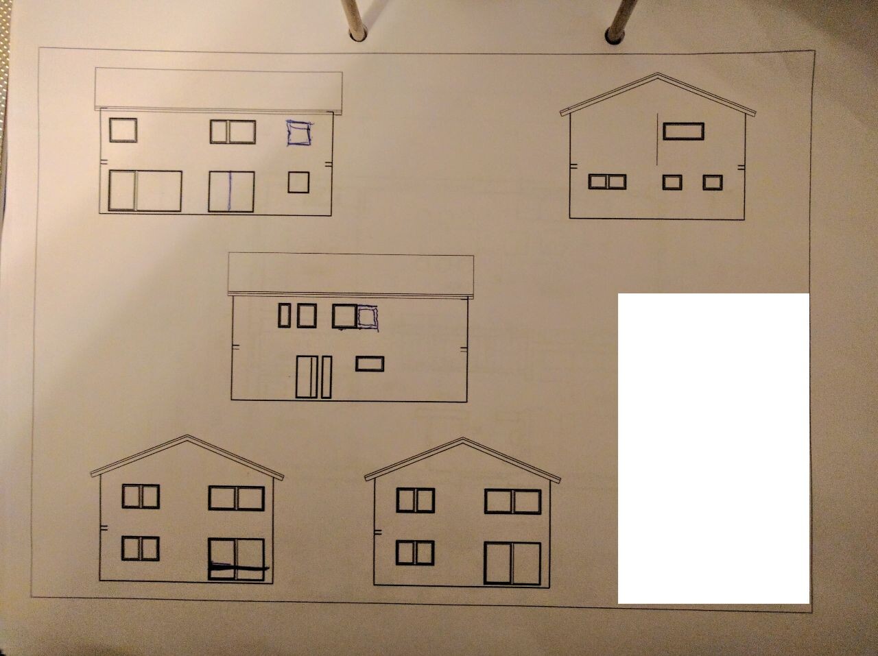 Skizzenhafte Haus-Elevationen zeigen Vorder-, Seiten- und Rückansicht eines Wohnhauses.