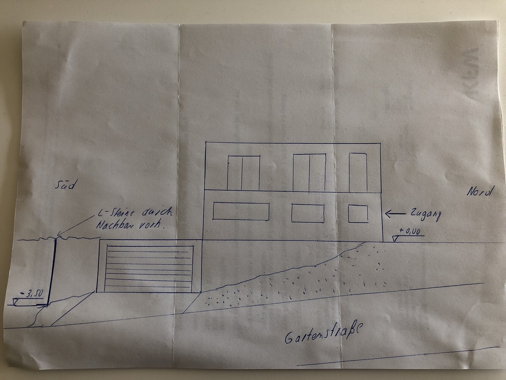 Skizze eines zweigeschossigen Hauses auf Hang mit Garage unten links, Eingang rechts, Gartenstraße.