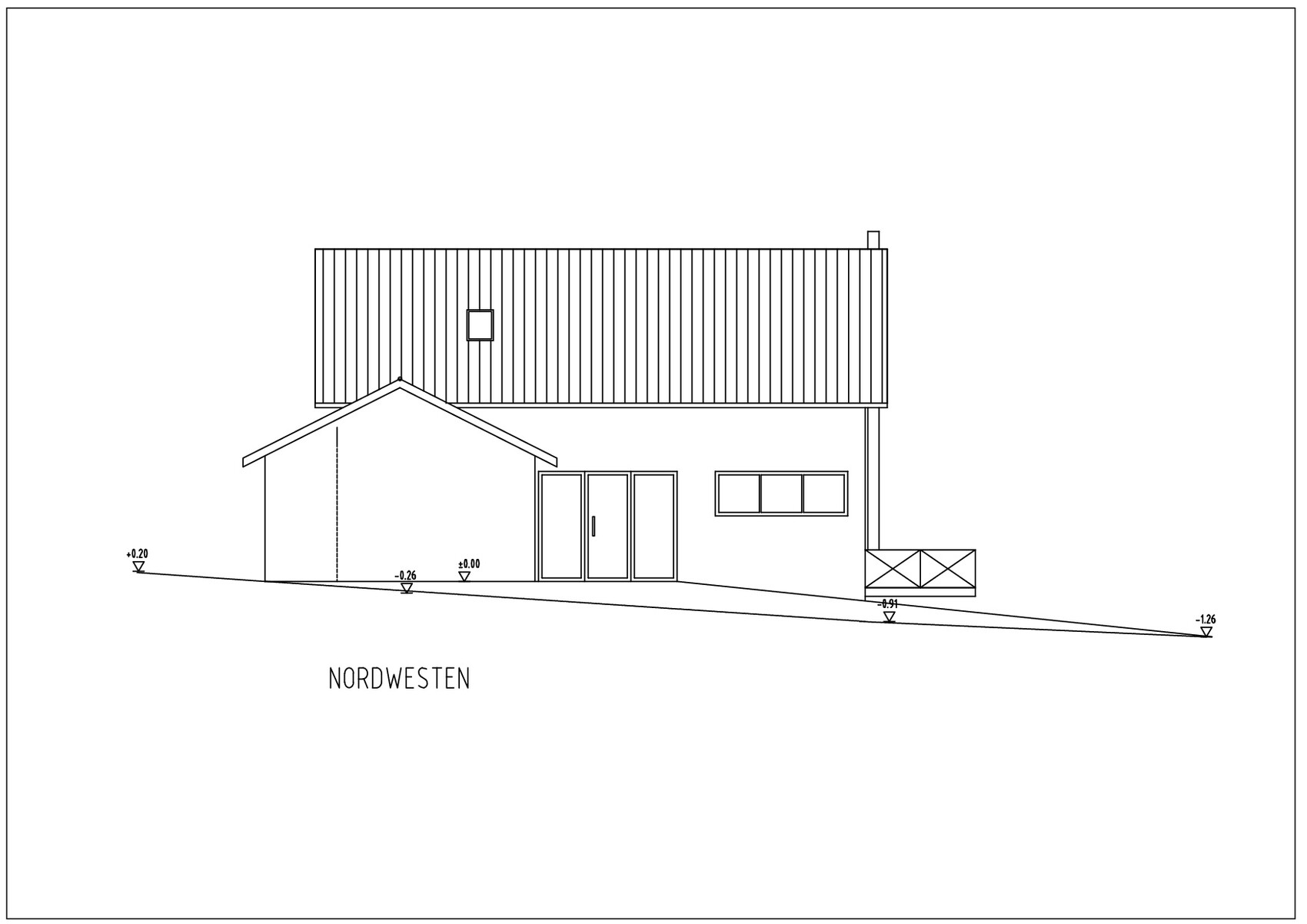 Nordwest-Ansicht eines Hauses auf Hang mit Eingangstür, Fensterfront und Terrasse