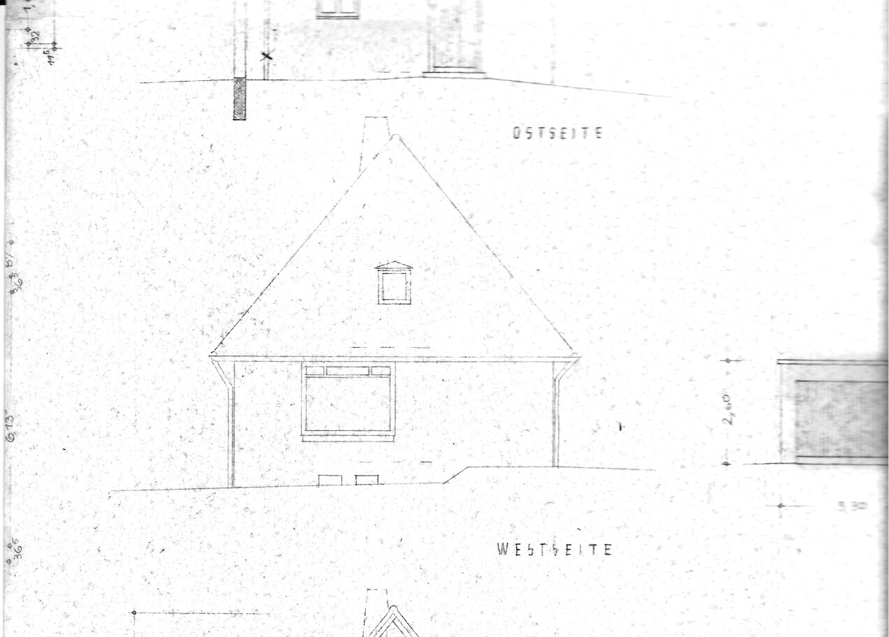Architektenzeichnung eines Hauses mit Giebeldach; Ost- und Westseite markiert.
