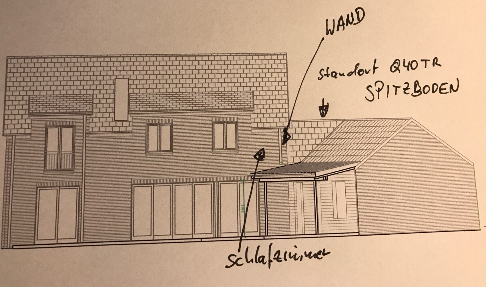 Architektonische Skizze eines Hauses mit Wohnanbau, Ziegeldach und großen Fenstern.