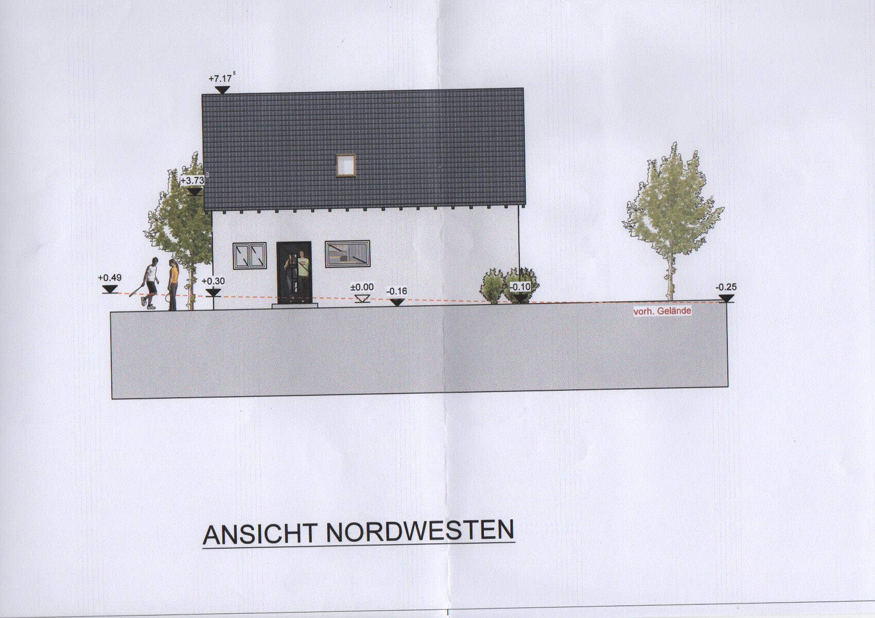 Nordwestansicht eines Einfamilienhauses mit dunklem Dach, Eingang, Fenstern, Bäumen und Personen.