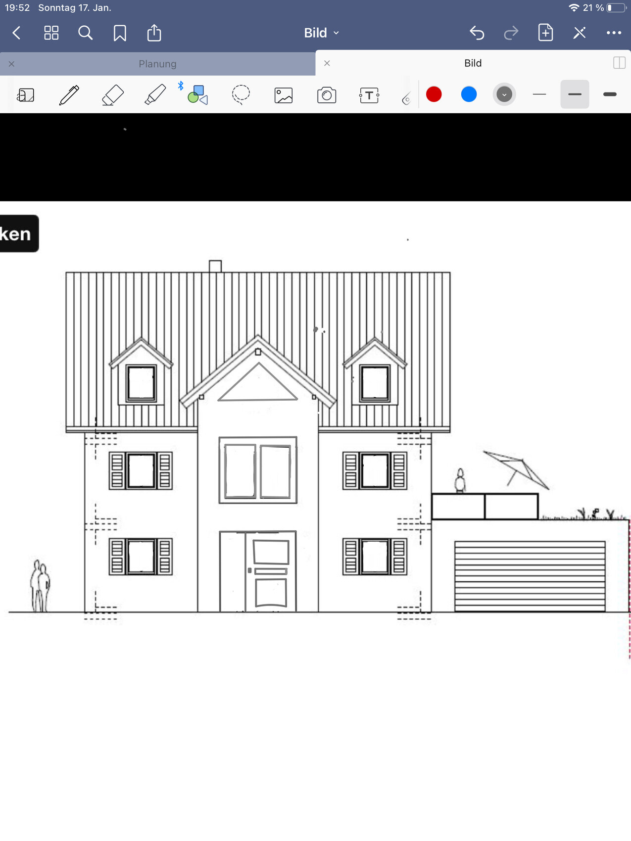 Frontansicht eines zweistöckigen Hauses mit Garage, Dachgauben und Fenstern