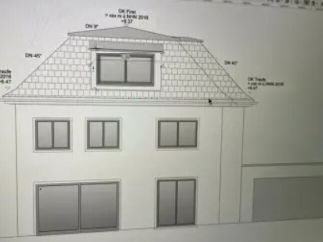 Zweistöckiges Haus mit Satteldach, zentraler Dachgaube, mehreren Fenstern an der Front und Garage.