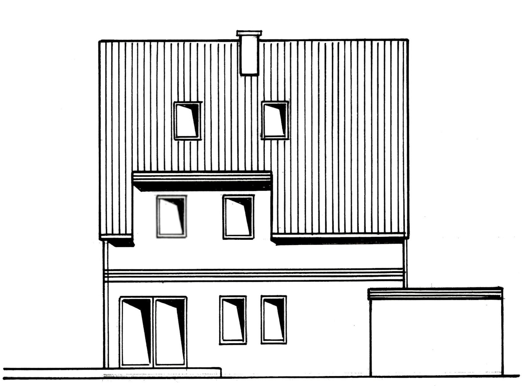 Zweistöckiges Haus mit steilem, vertikal gestreiftem Dach, zwei Dachfenstern und Anbau