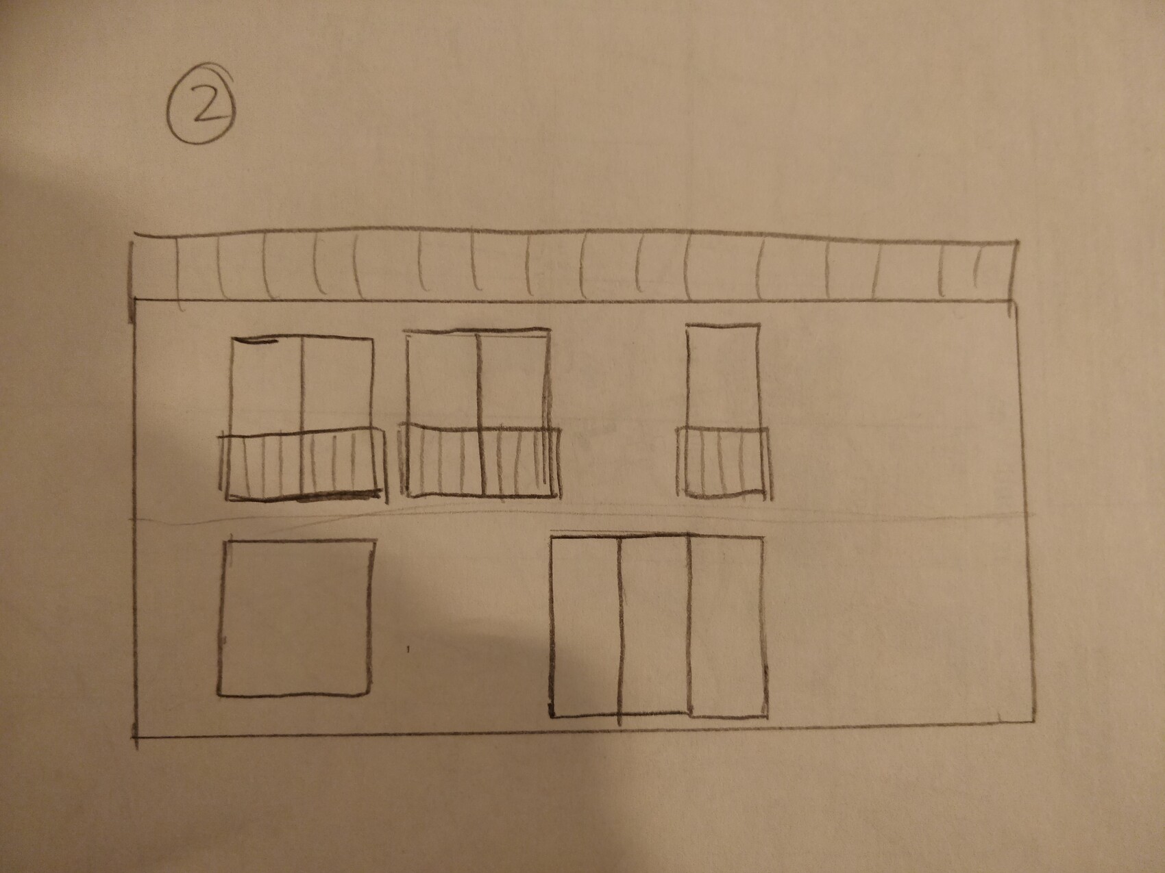 Skizze eines rechteckigen Gebäudes mit Dach; obere Fenster mit Balkone, unten Türen.