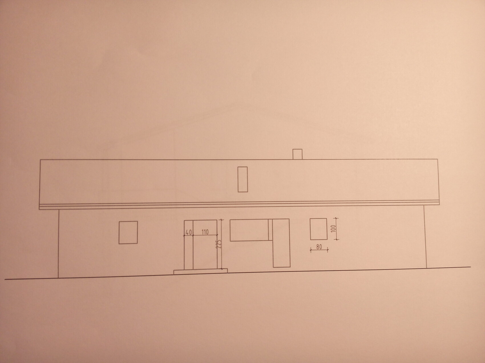Architekturzeichnung einer Häuserfront mit Tür und Fenstern