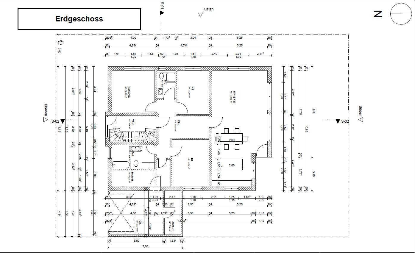 Grundriss Erdgeschoss eines Hauses mit Zimmern, Türen und Maßangaben.
