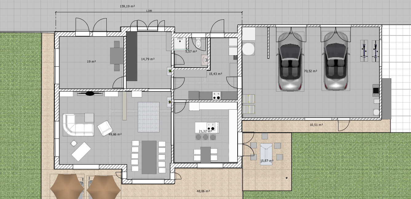 Grundriss eines Hauses: Wohnzimmer, Küche, Essbereich, Bad, Doppelgarage, Terrasse und Garten.