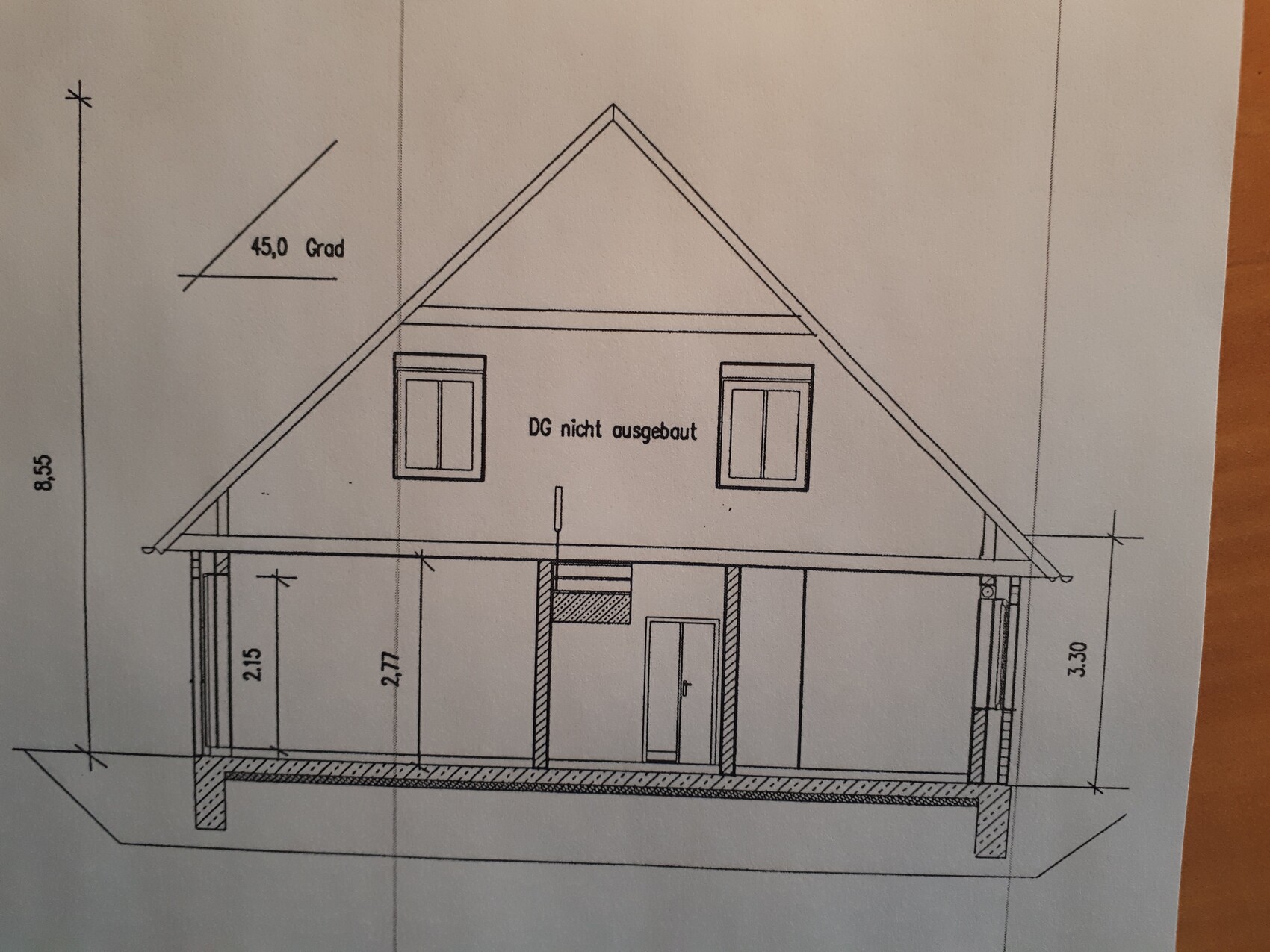 Vorderansicht eines architektonischen Hauses mit Satteldach, Fenstern und Maßen.