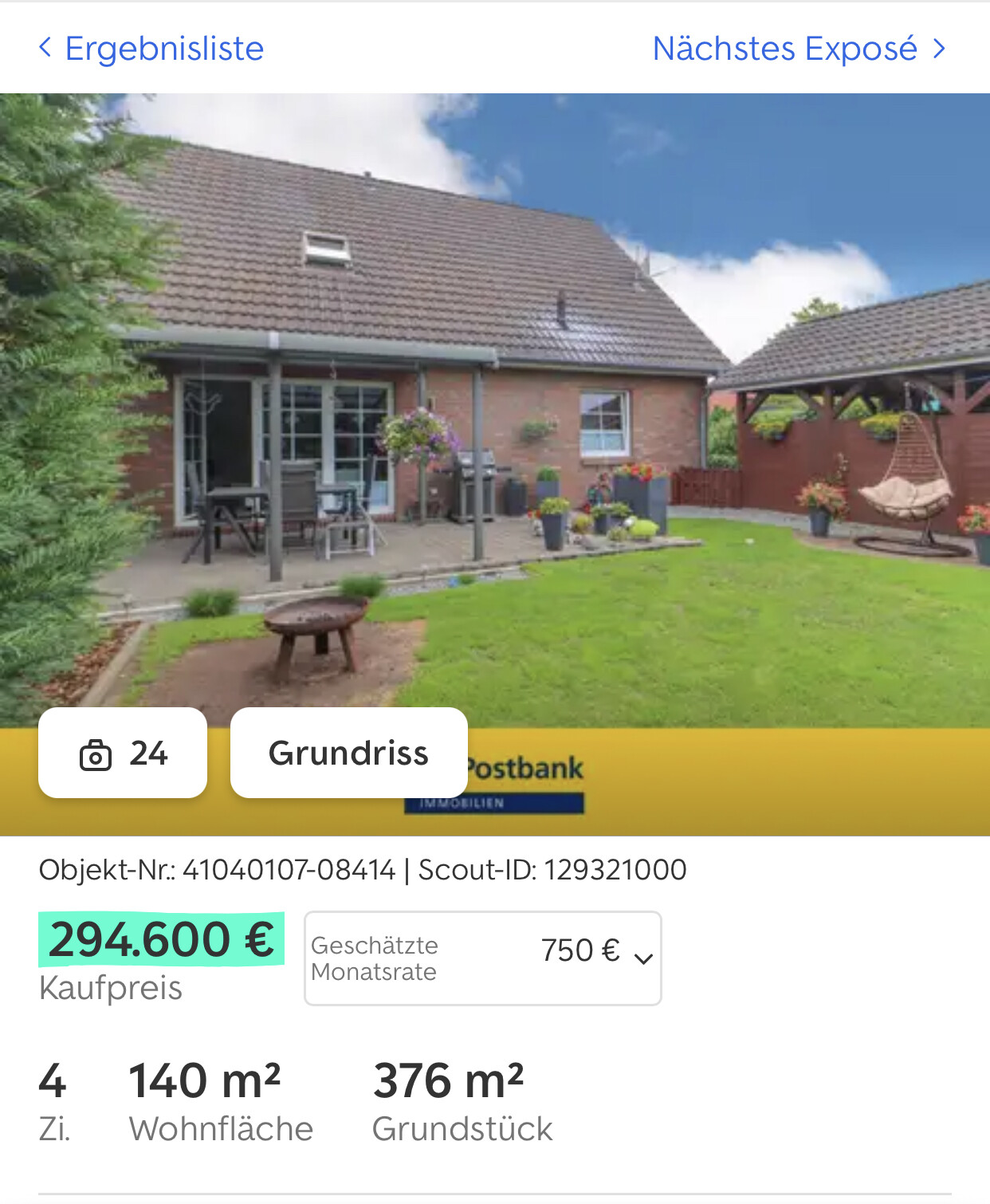 Hinterhof eines Einfamilienhauses mit Terrasse, Gartenmöbeln, Pflanzen und Hängesessel.