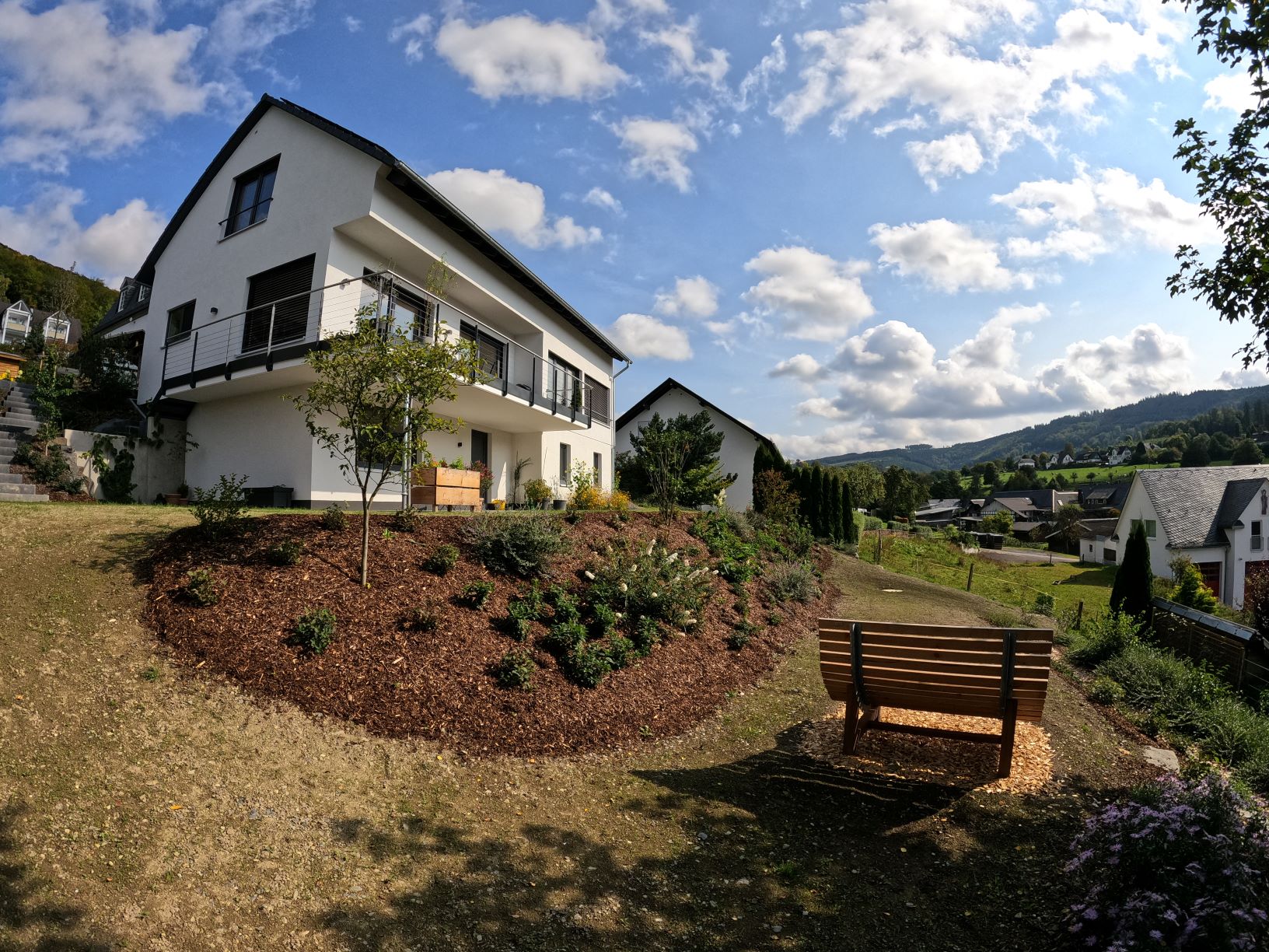 Haus mit Garten, Blickrichtung Ost (klein).JPG