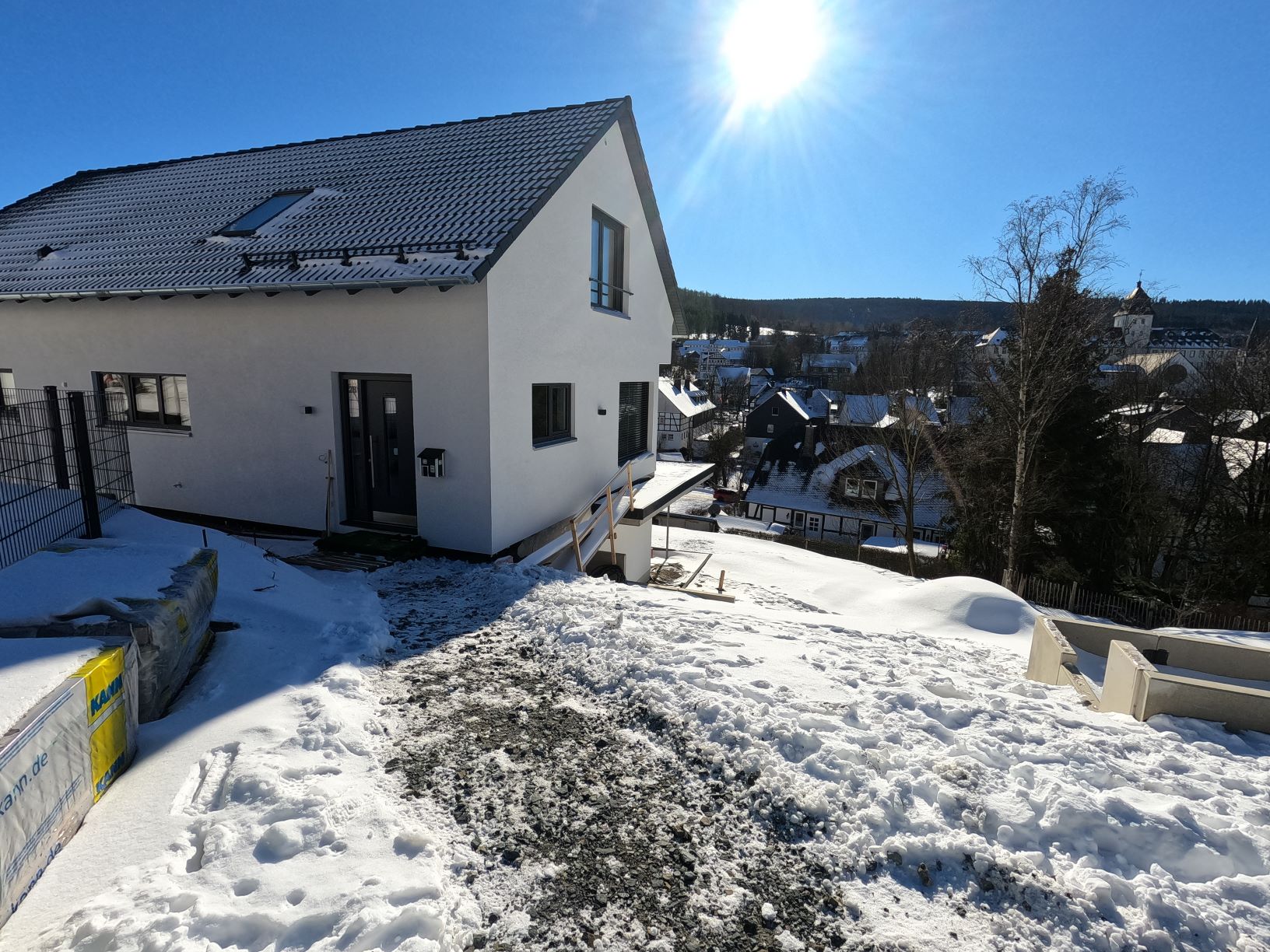 Haus mit Zuwegung nach Einzug (klein).JPG
