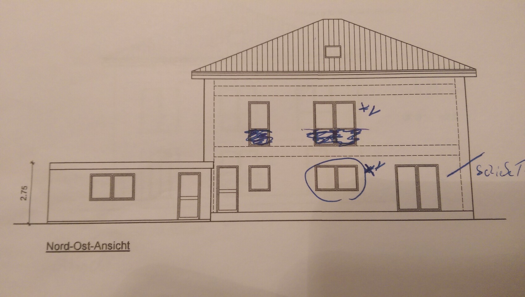 Nordost-Ansicht eines Hauses mit Anbau links, mehreren Fenstern, blaue Markierungen.