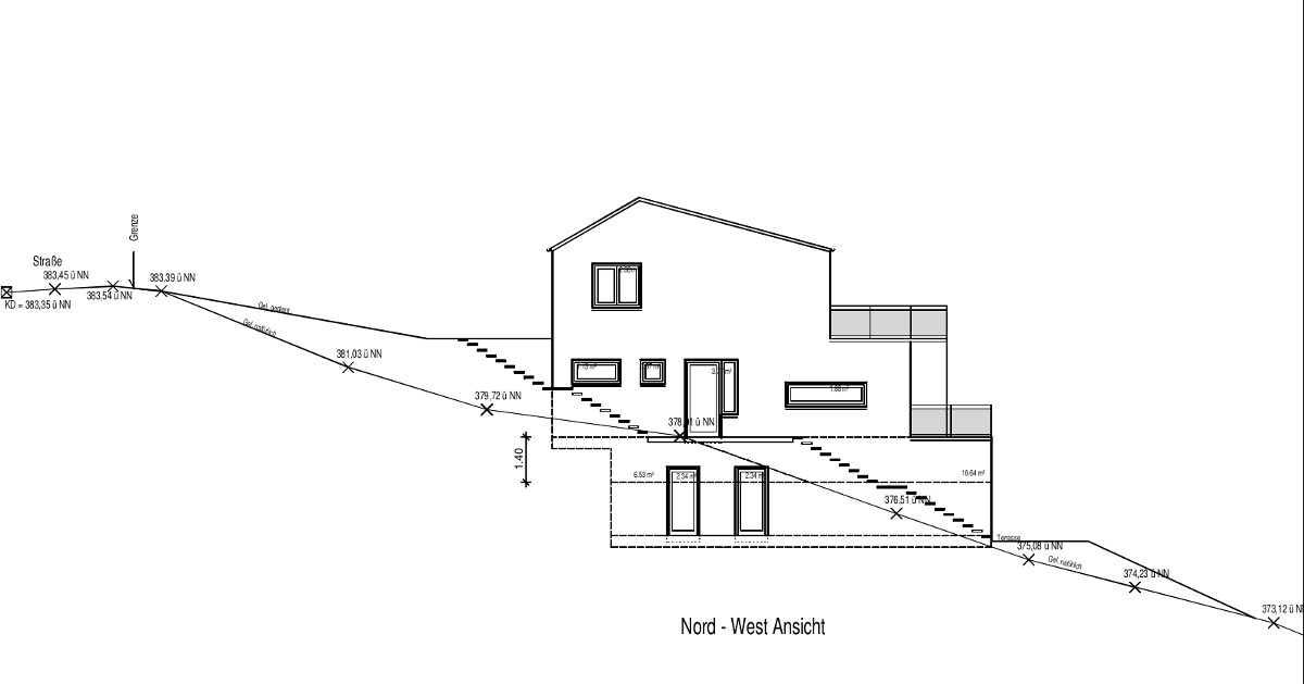Nord-West-Fassade eines zweigeschossigen Hauses am Hang mit Treppen, Terrassen und Balkonen.