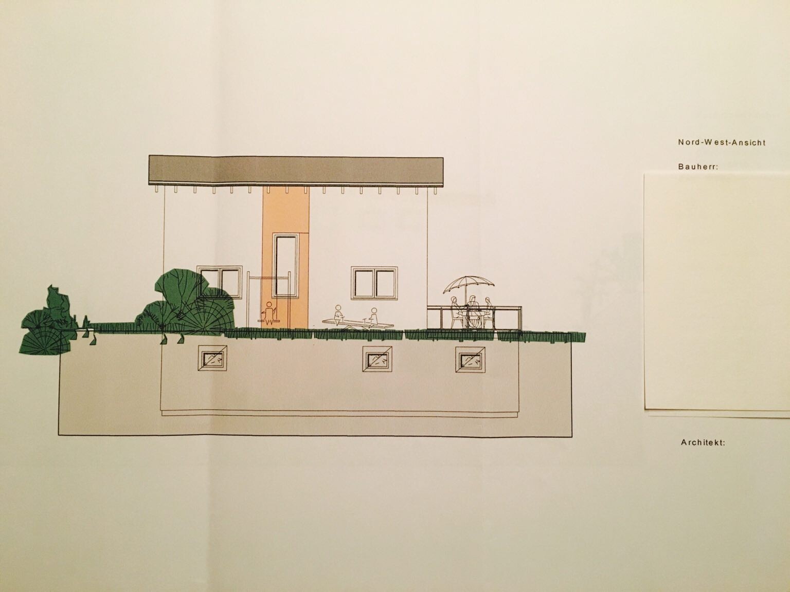 Nordwestansicht eines Hauses mit Terrasse, Garten und Sitzbereich