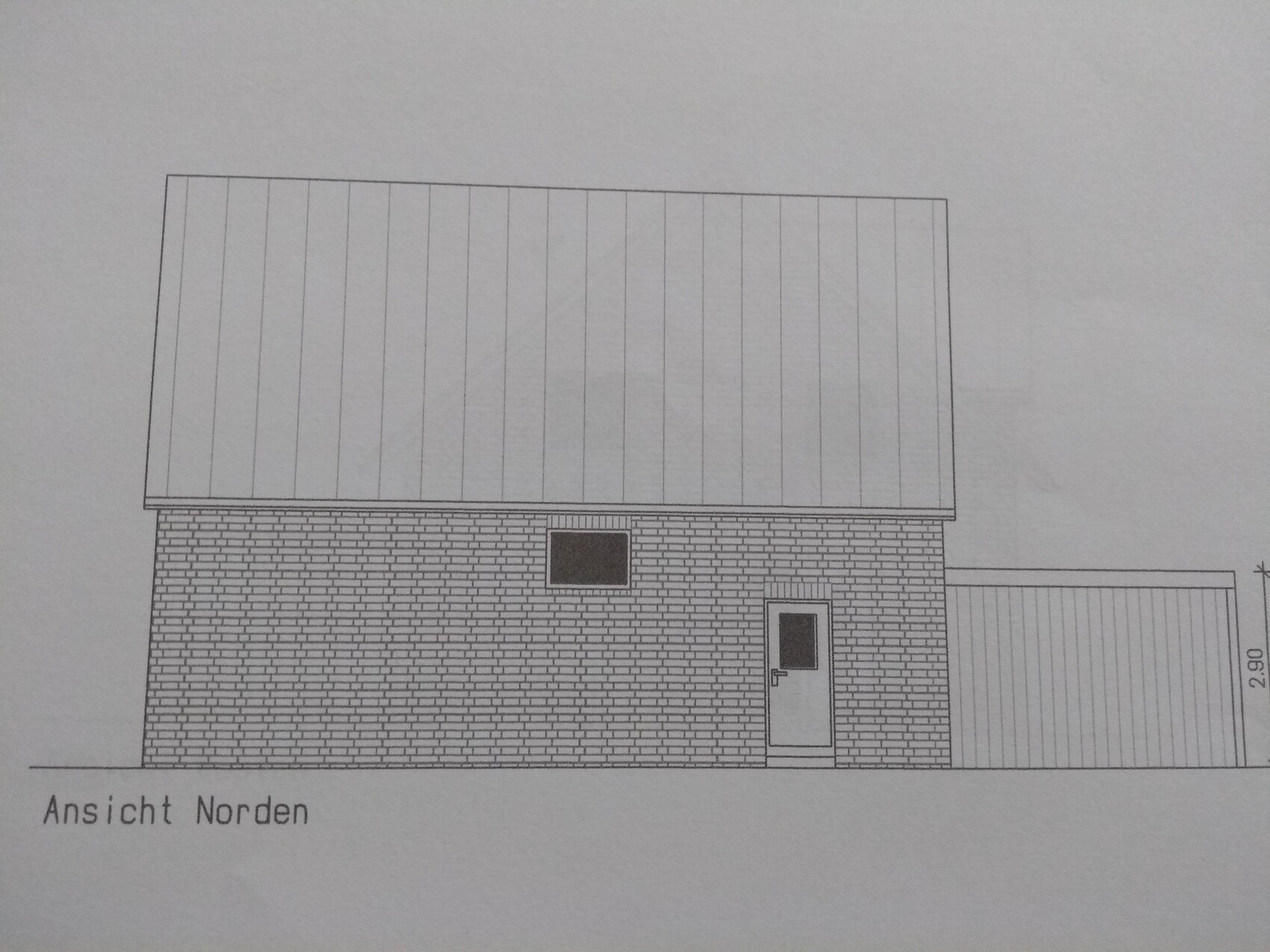 Nordansicht eines Backsteinhauses mit großem Satteldach, Fenster und Tür, Anbau rechts.
